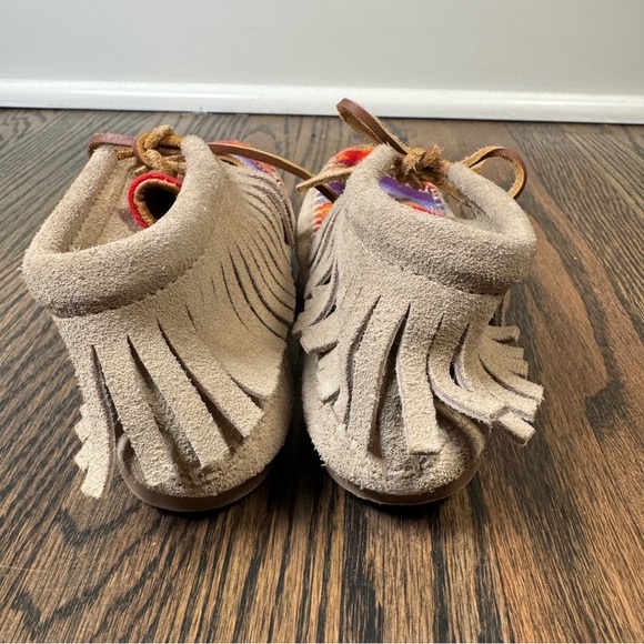 Youth Kids Minnetonka Frisco Suede Fringe Moccasin Ankle Boots size 12 - Picture 6 of 7